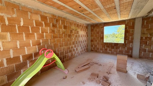 Villetta Con Trullo e Deposito in Zona Collinare